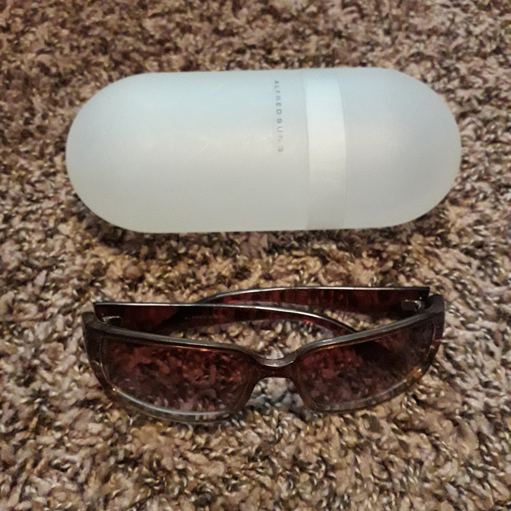 ALFRED SUNG Brown Sunglasses with Case